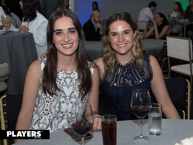 Dos mujeres sonriendo