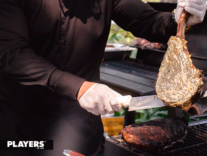 El chef preparó un tomahawk con oro comestible