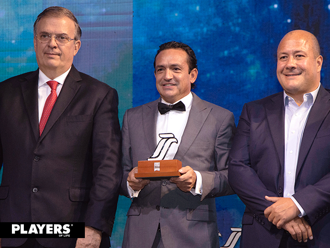 Alejandro Tejeda, de Sanmina, haciendo en la ceremonia de premiación