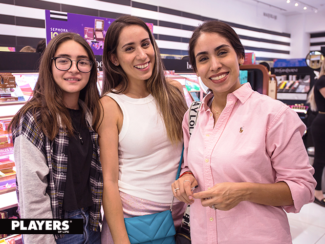 Victoria Gallardo, Karen Paredes y Lizeth Paredes