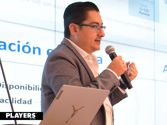 Alex Sánchez durante la su pitch para Handschool