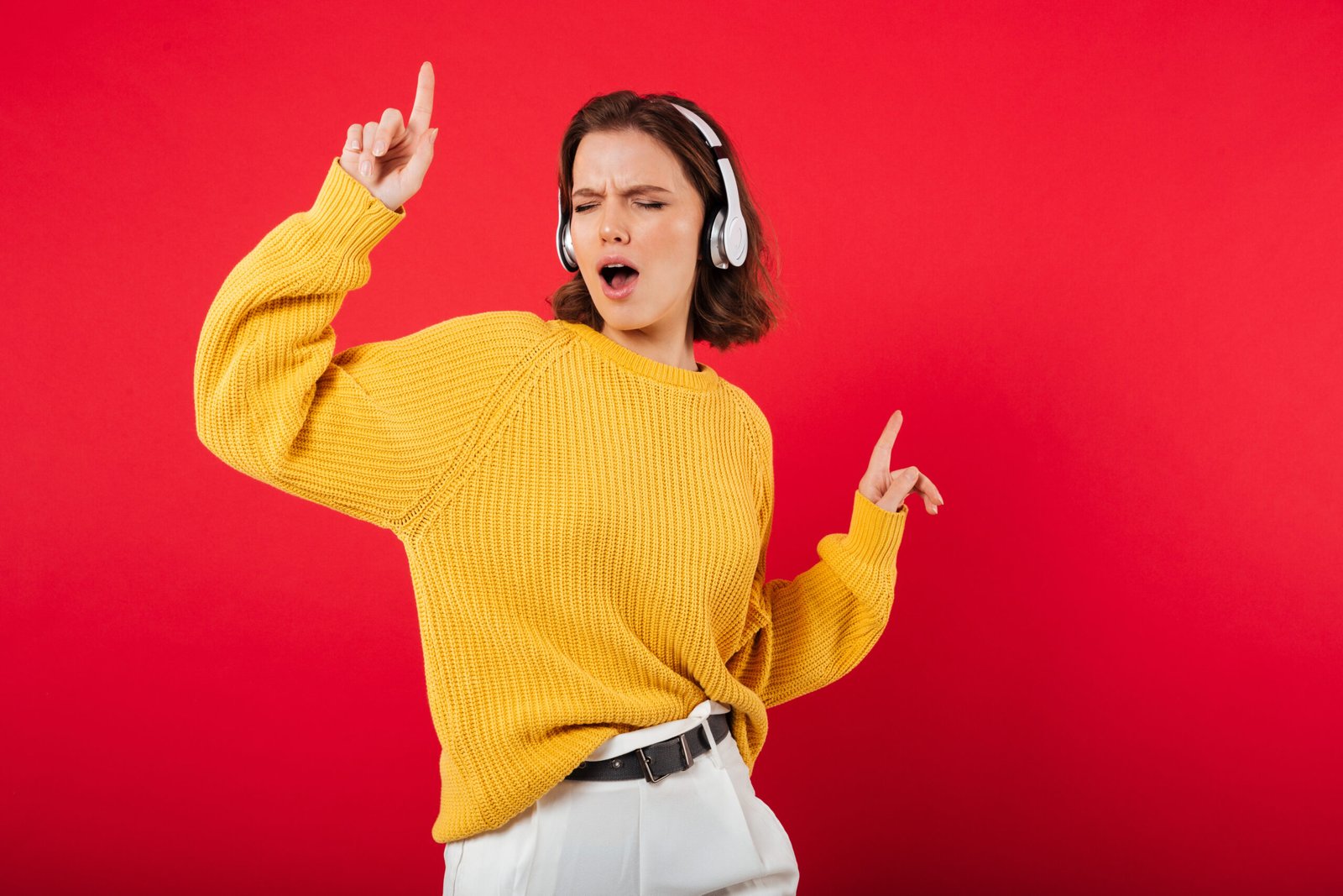 Cómo influye la música en la salud Mujer escuchando música